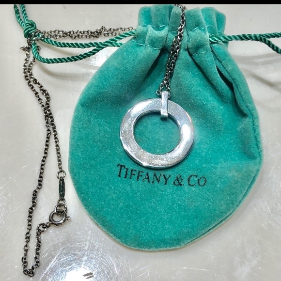 Beautiful Tiffany & Co Pendant Sterling Silver and in Pristine Condition. - Picture 3 of 5